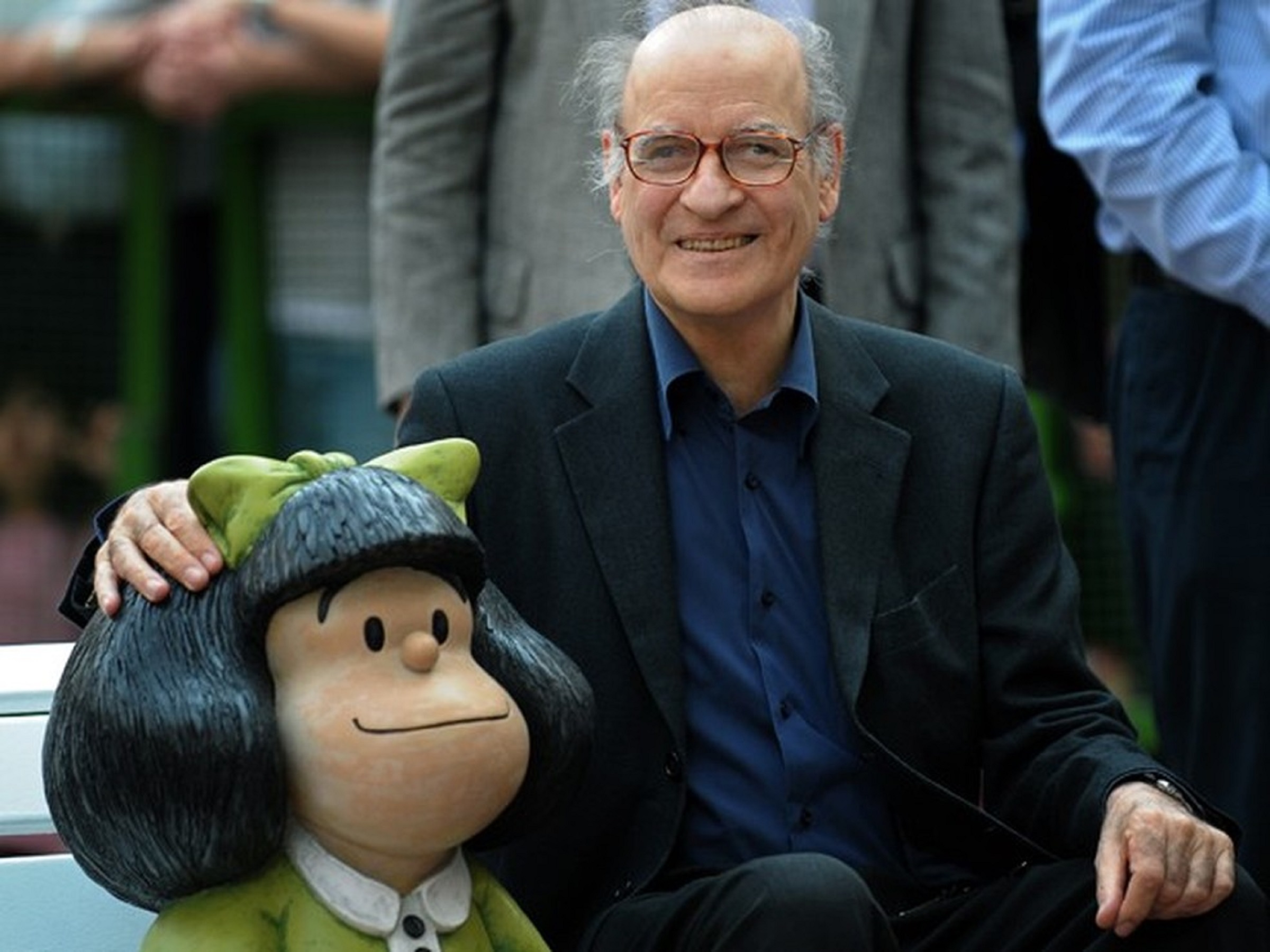 Quino posa ao lado de sua criação mais famosa: a menina Mafalda