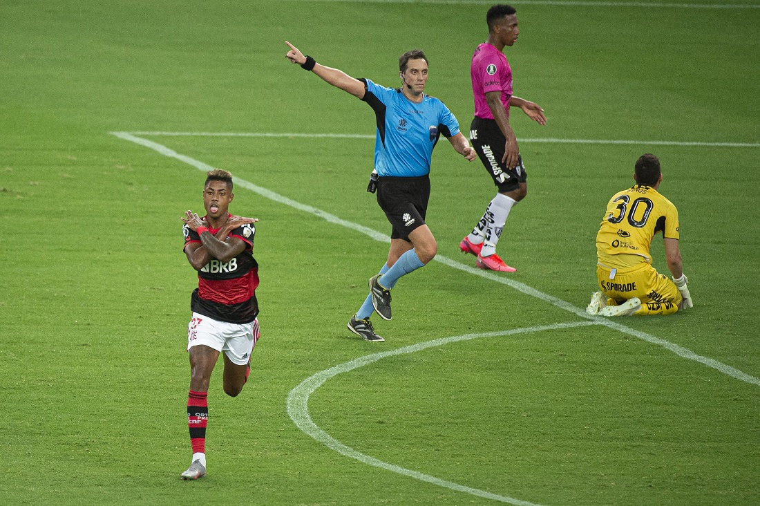 Bruno Henrique comemora um dos seus gols no Maracanã