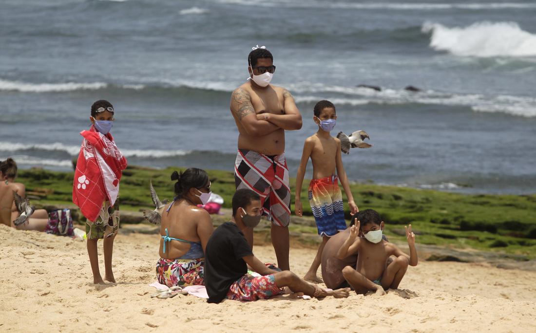 Entre as regras está a obrigatoriedade do uso de máscara na areia da praia.