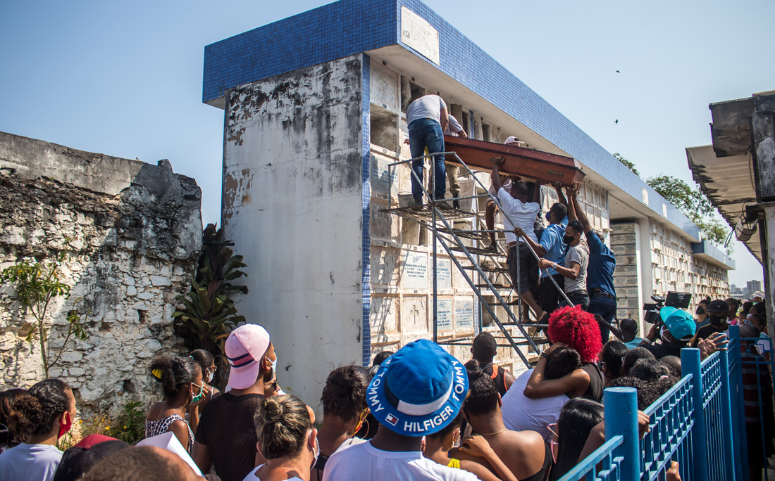 Moradores dizem que PMs esconderam cápsulas após morte de adolescente na Santa Mônica.