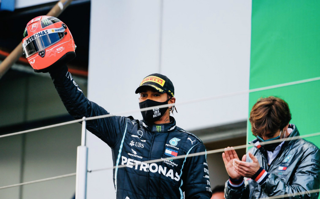 Hamilton recebeu réplica do capacete de Schumacher