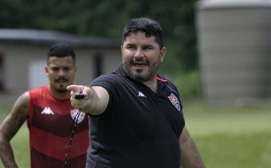 Eduardo Barroca comanda treino na Toca do Leão
