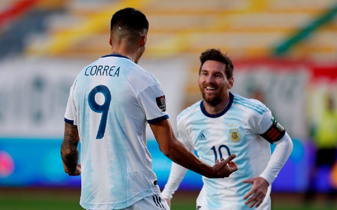 Correa comemora, com Messi, o gol da virada da Argentina sobre a Bolívia