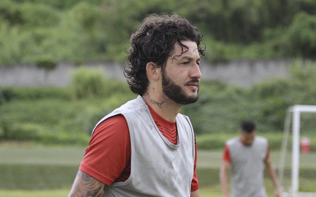 Fernando Neto é um dos pilares do meio-campo do Vitória na Série B