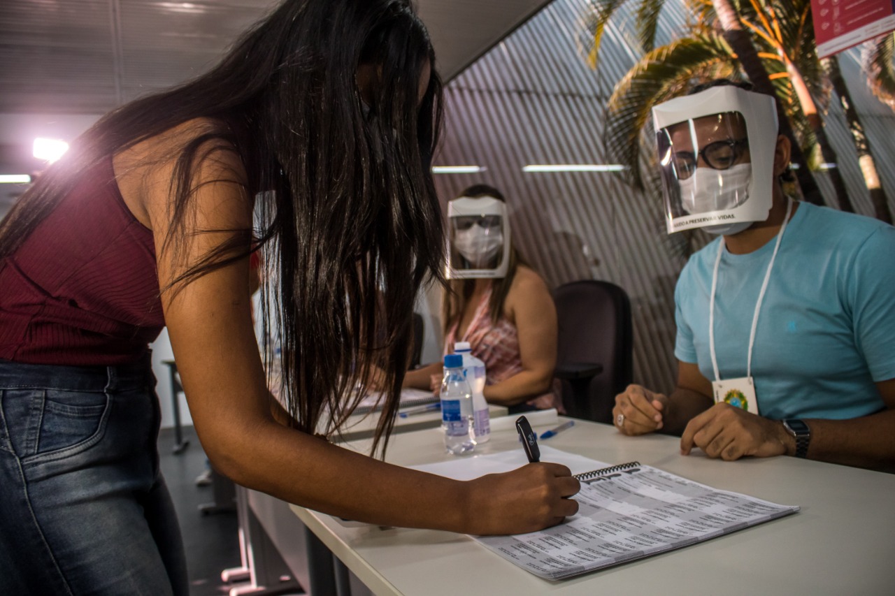 A recomendação é para o eleitor levar a própria caneta para evitar contato