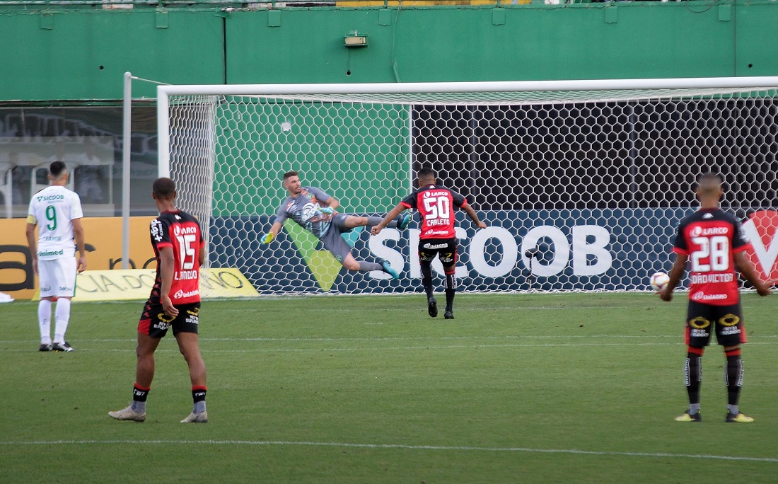 Lucas Cândido observa o gol de empate, assinalado por Thiago Carleto