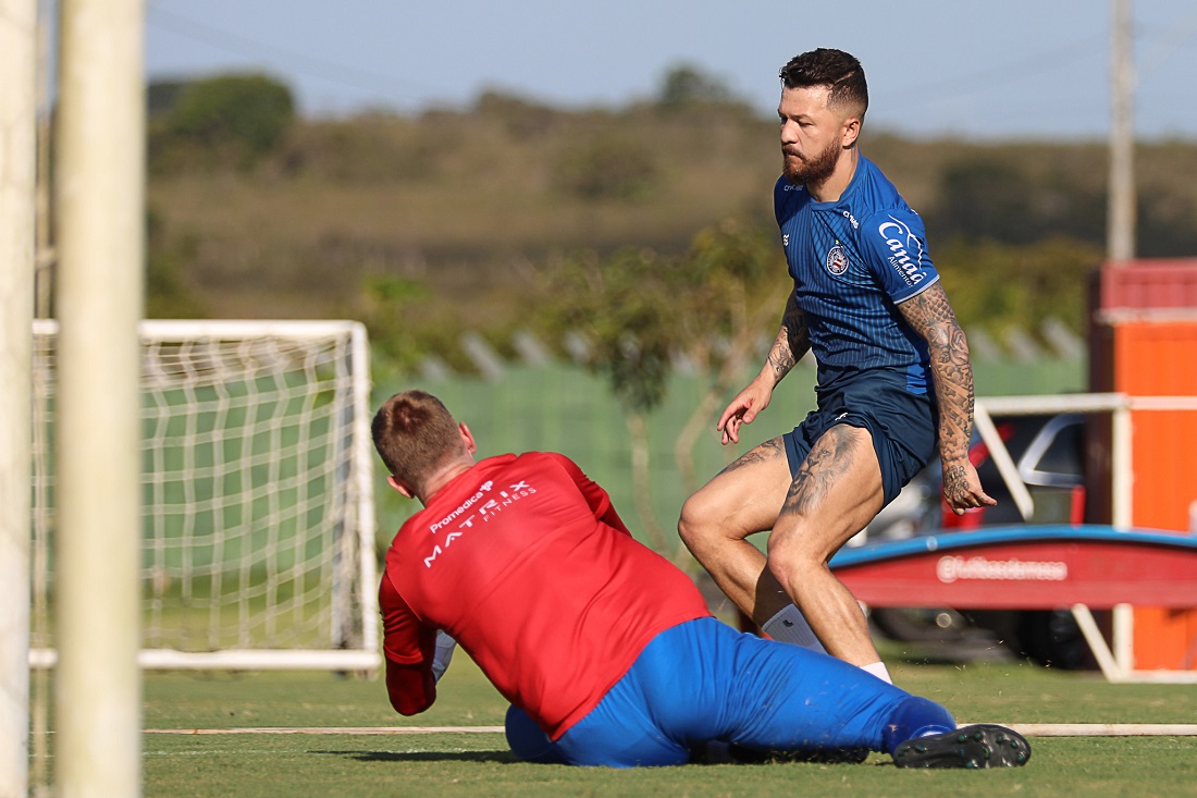 Rossi em lance com Douglas durante treino; atacante vai desfalcar o Bahia contra o Atlético-MG