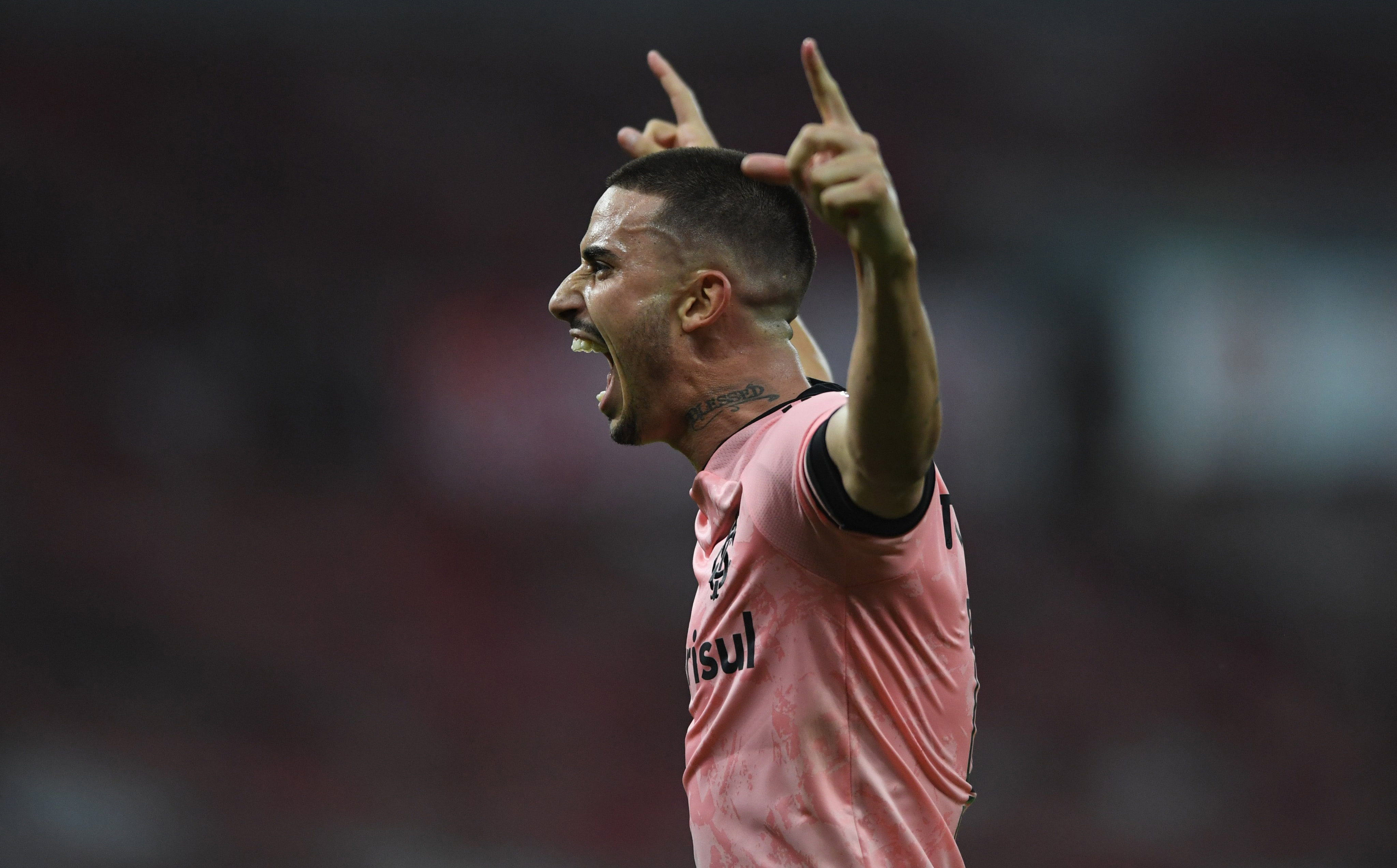 Thiago Galhardo comemora o 14º gol no Brasileirão