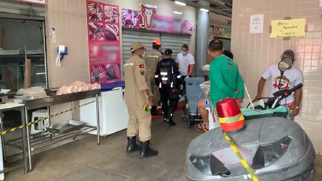 Mulher prende mão em moedor de carne de frigorífico, em João Pessoa