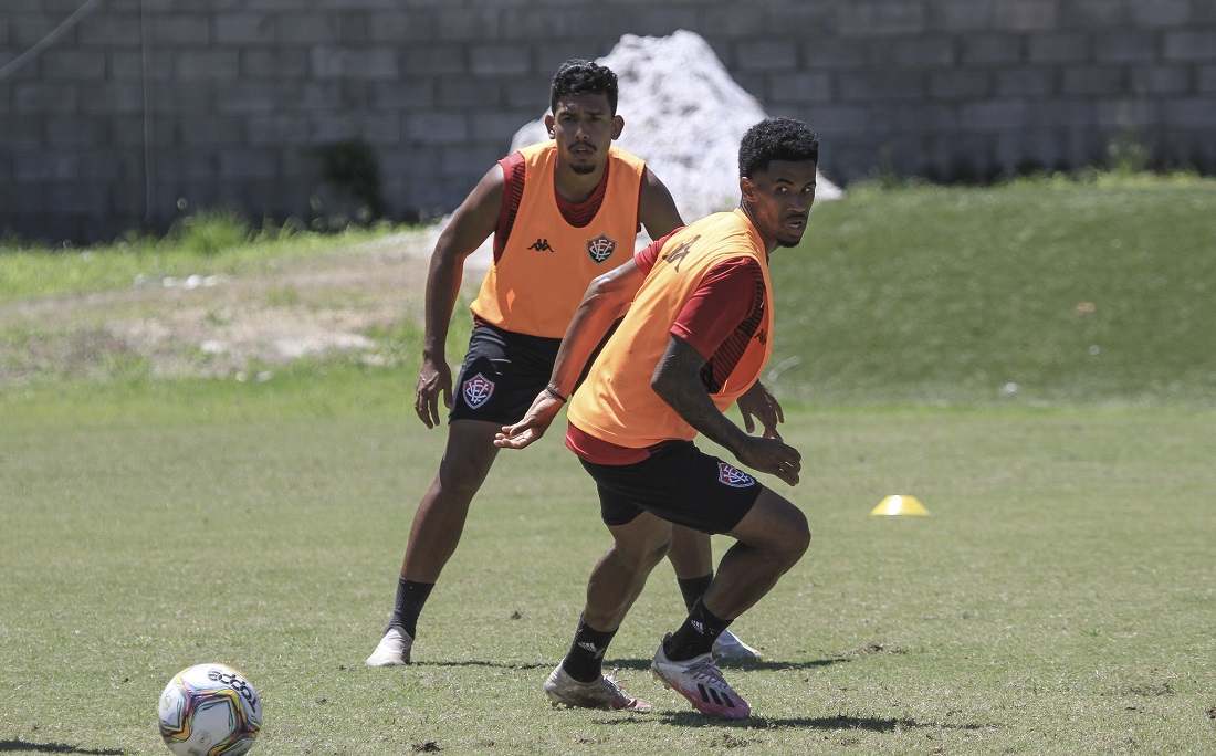 Novidade na lista de relacionados, Soares observa o titular Ewandro durante treino na Toca