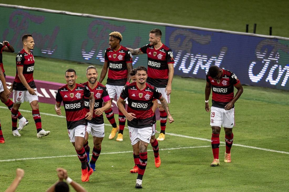 Jogadores do Flamengo vibram com o gol de Thuler