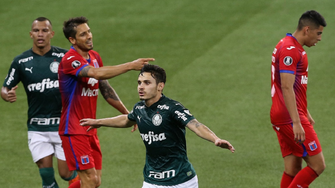 Raphael Veiga comemora o primeiro gol do Palmeiras