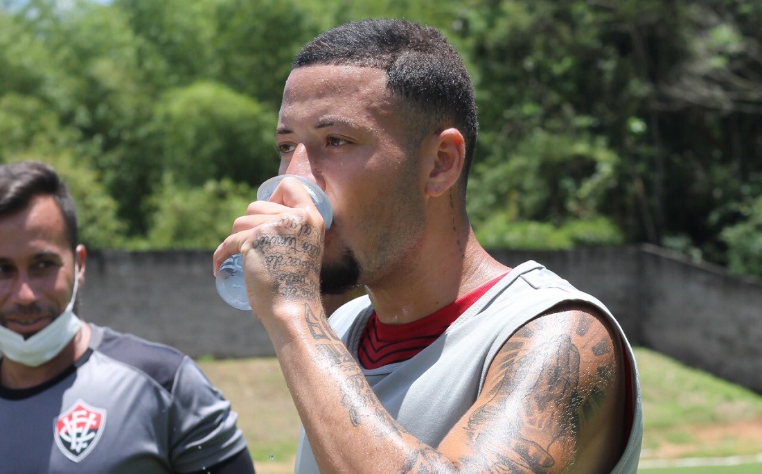 Rodrigo Carioca durante o treino do Vitória