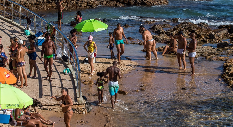 Banhistas sem máscaras na praia de Ondina