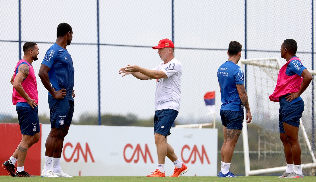 Mano orienta jogadores durante treino na Cidade Tricolor