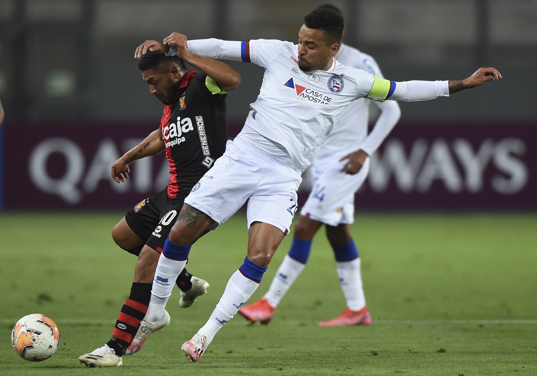 Gregore marca Joel Sánchez no jogo entre Bahia e Melgar, estádio Nacional de Lima