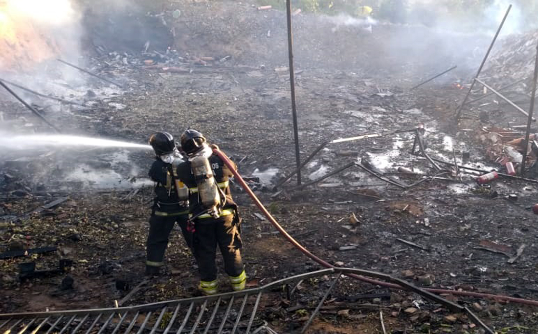 Bombeiros trabalharam no local da explosão.