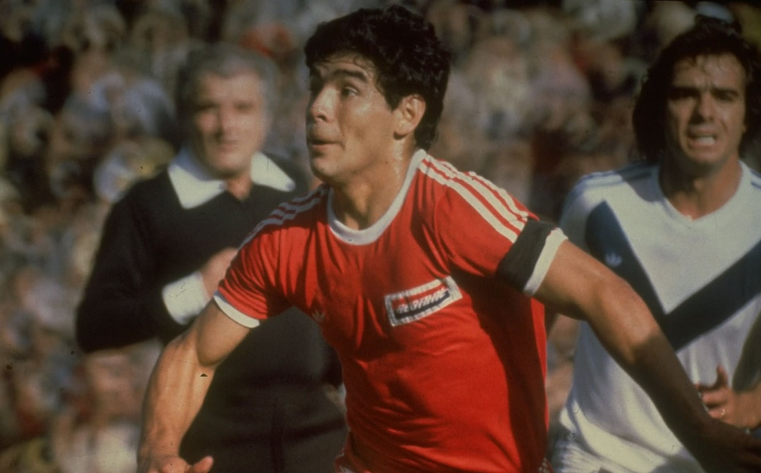 Maradona com a camisa do Argentinos Juniors, time pelo qual começou carreira e jogou até 1981