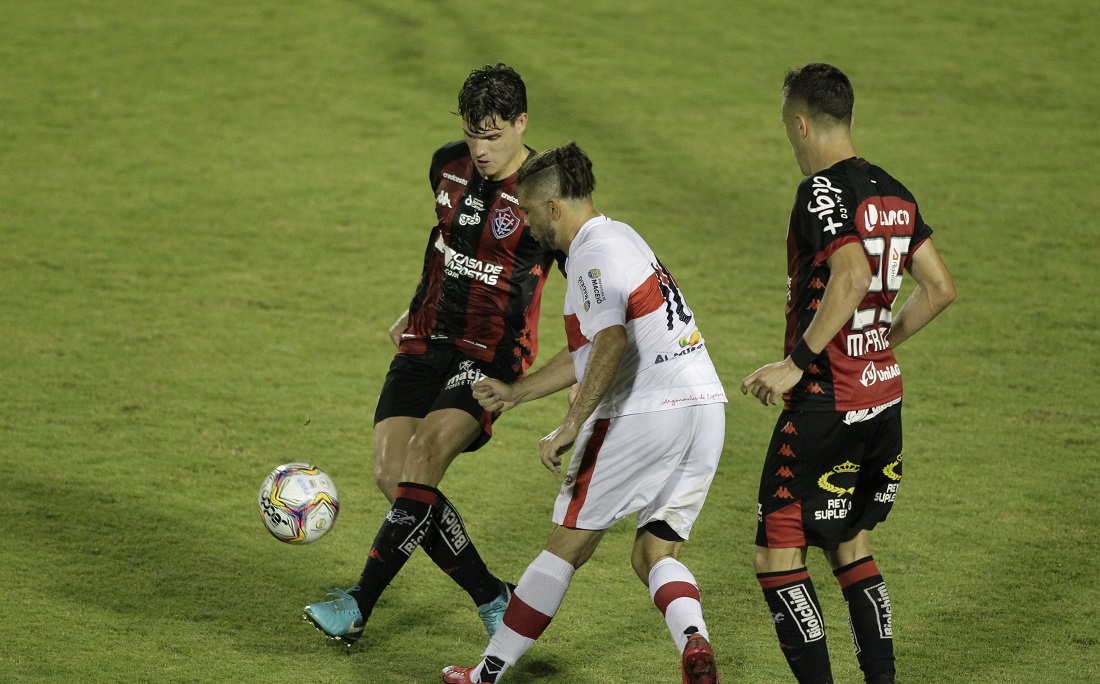Vico e Matheus Frizzo em lance de disputa de bola com Diego Torres