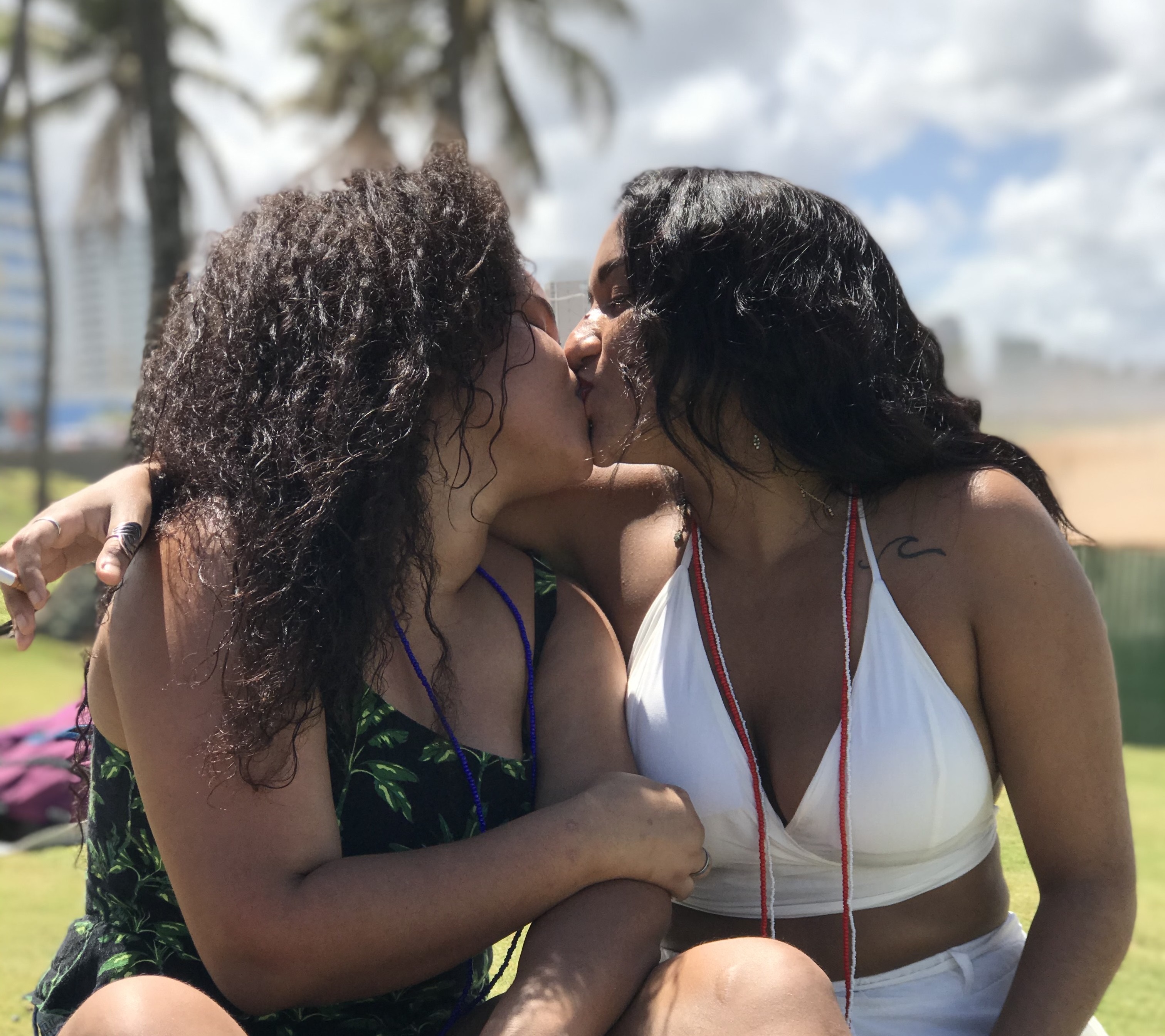 Dando um beijinho na foto, Lara e Thainá perderam a conta das vezes em que deixaram de lado os afetos público por medo do preconceito