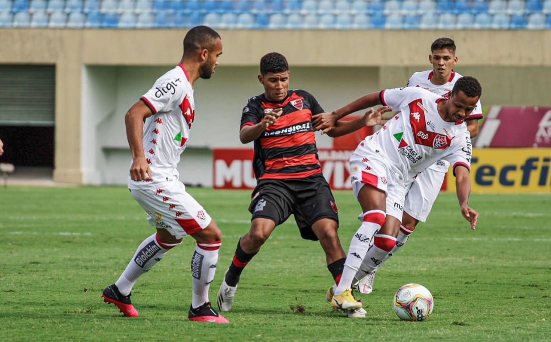 Romisson, em lance de disputa de bola durante duelo com Oeste