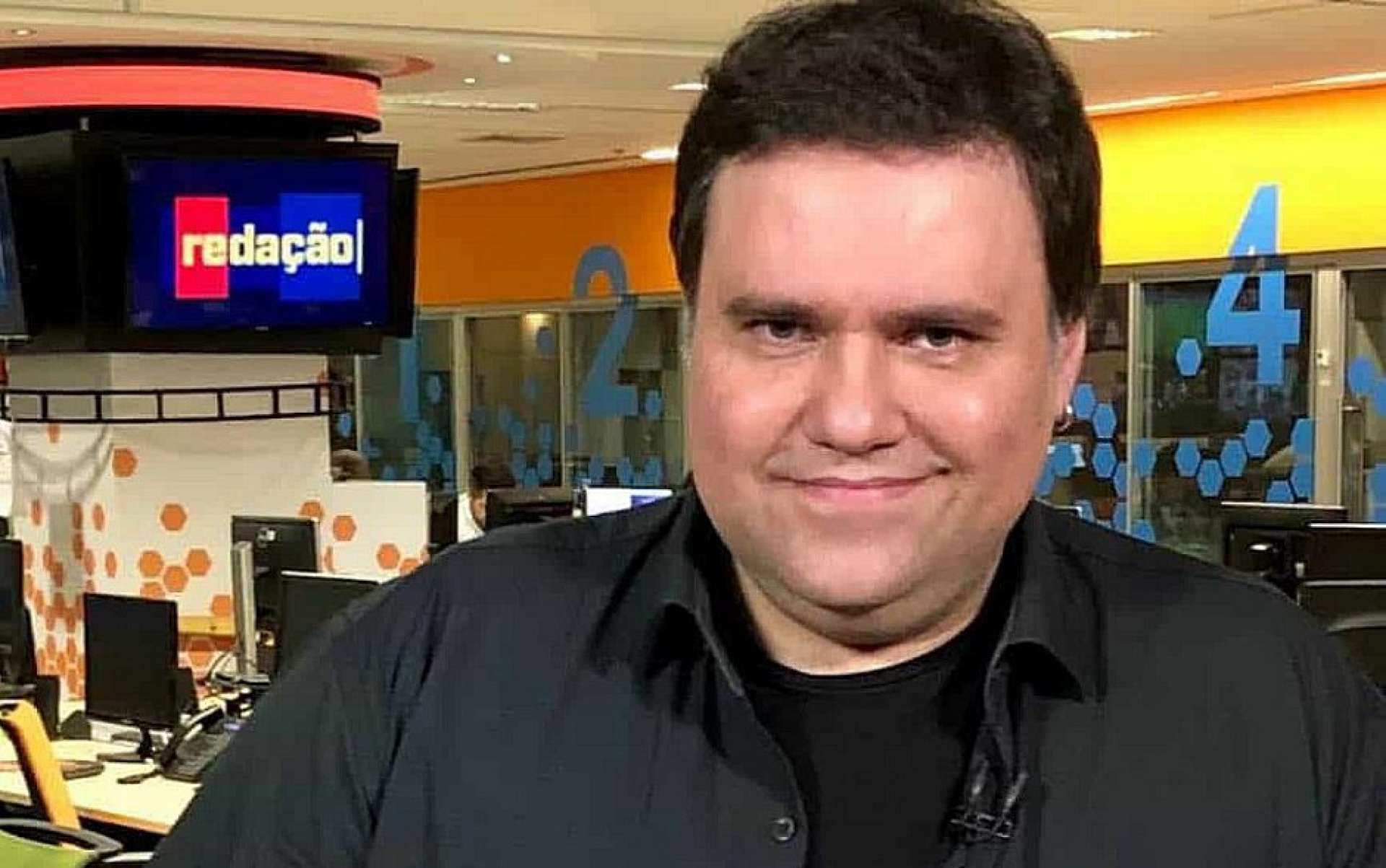 Jovem jornalista, Rodrigo Rodrigues tinha 45 anos completados em 18 de abril. Foi vítima de uma trombose venosa cerebral em decorrência do coronavírus e faleceu no dia 28 de julho