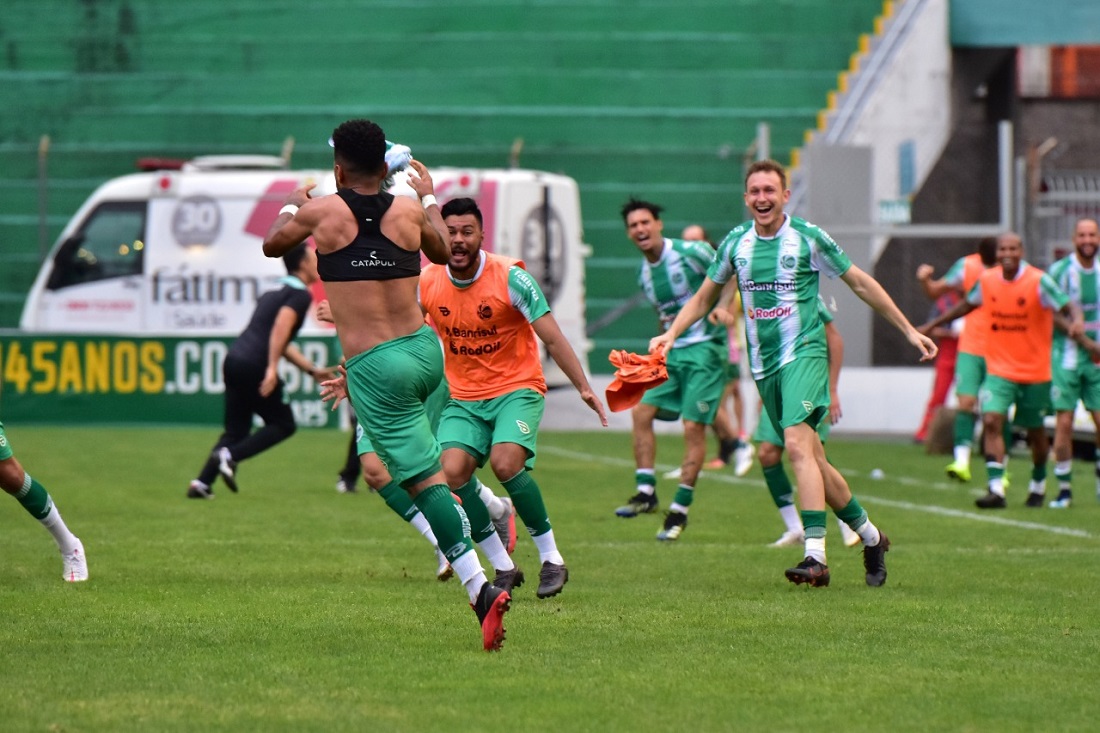 Jogadores do Juventude correm para abraçar Rogério, autor do gol da virada nos acréscimos
