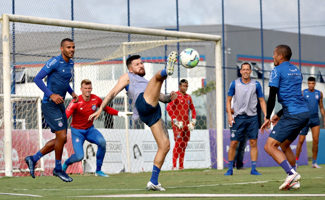 Rossi durante treino do Bahia na Cidade Tricolor