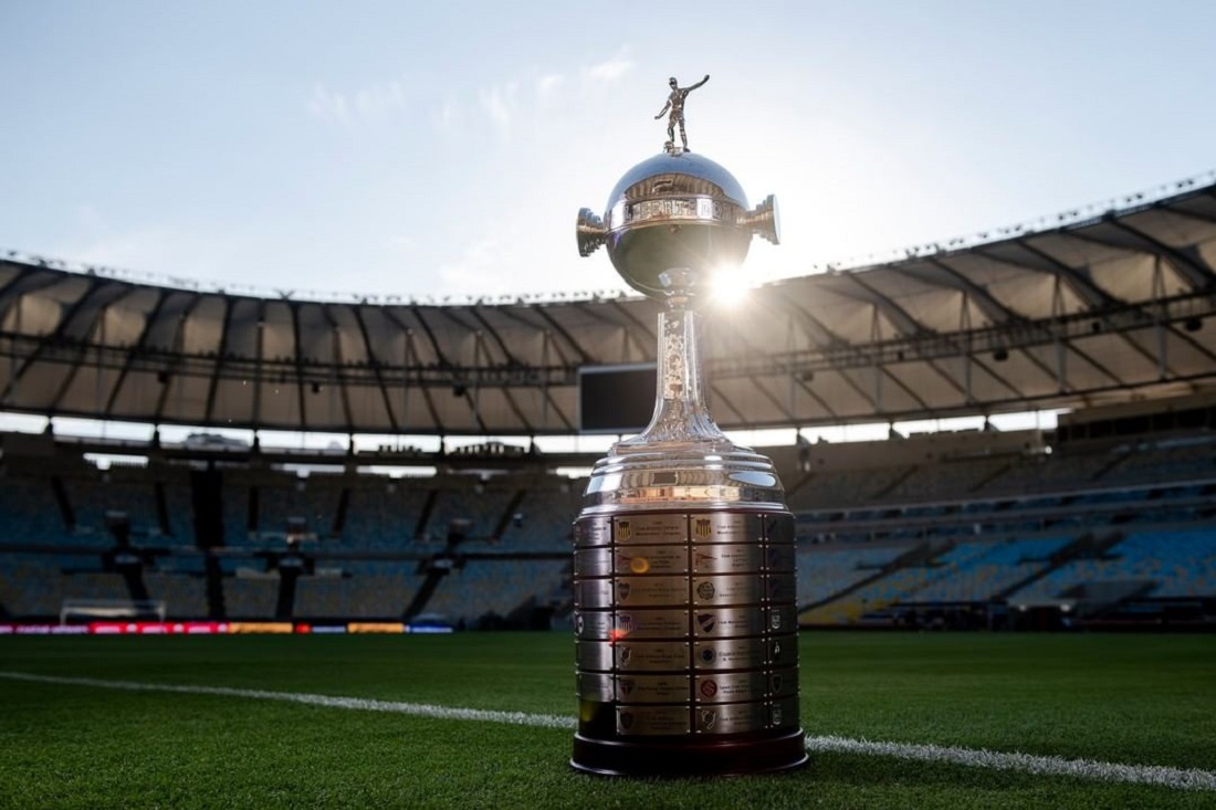 O troféu da Libertadores no gramado do Maracanã