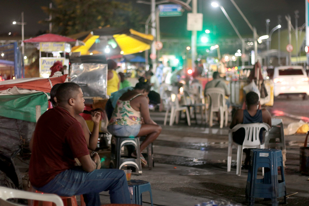 Grande movimento na região do Shopping da Bahia no início da noite.