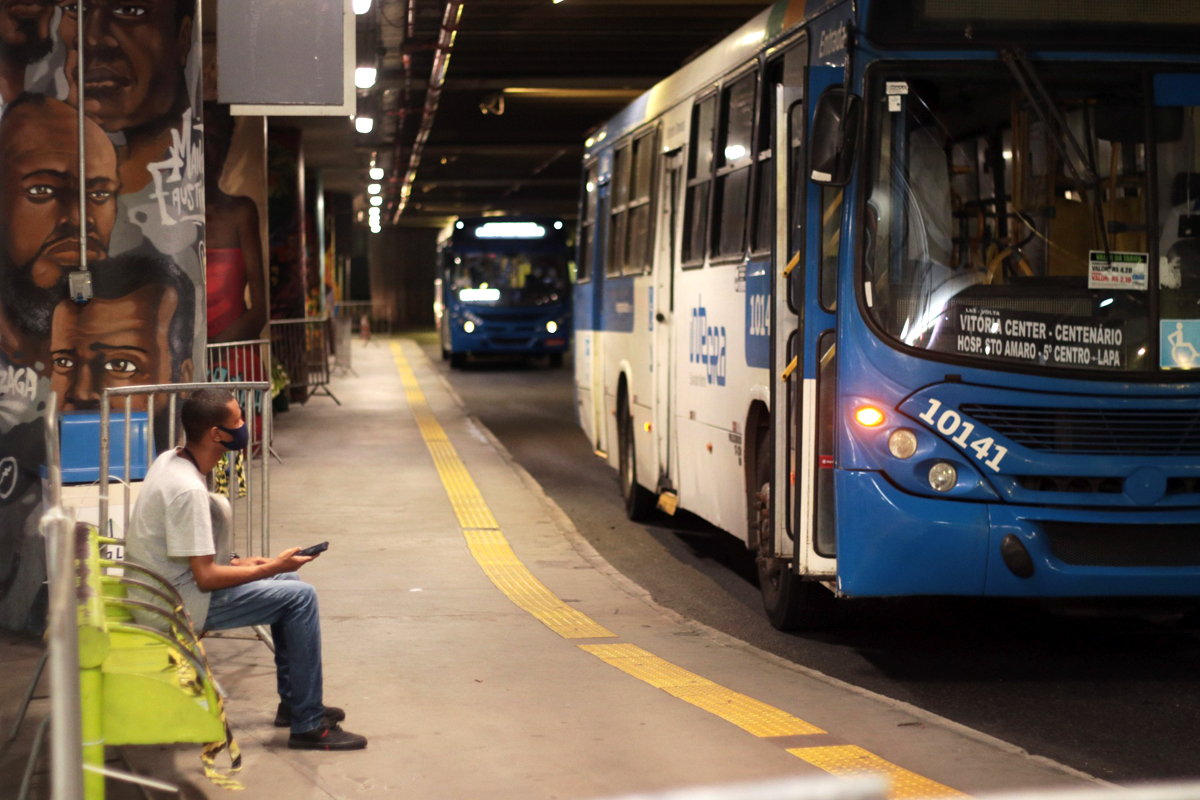 Ônibus deixaram as estações de transbordo até às 21h30.