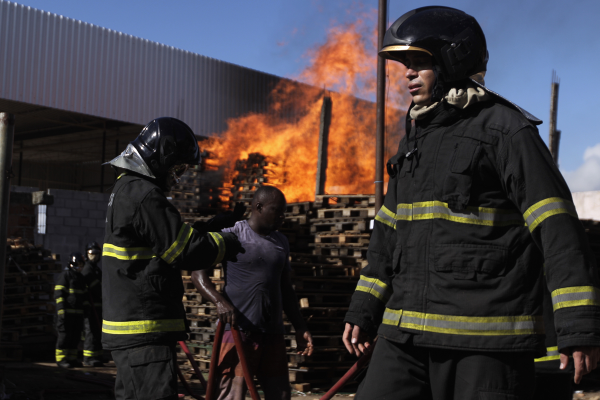 As causas do incêndio serão investigadas. Apesar do susto, ninguém ficou ferido.