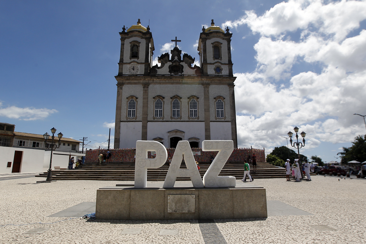 O monumento foi instalado em frente à Basílica, e cada letra tem 1,20 metro de altura.